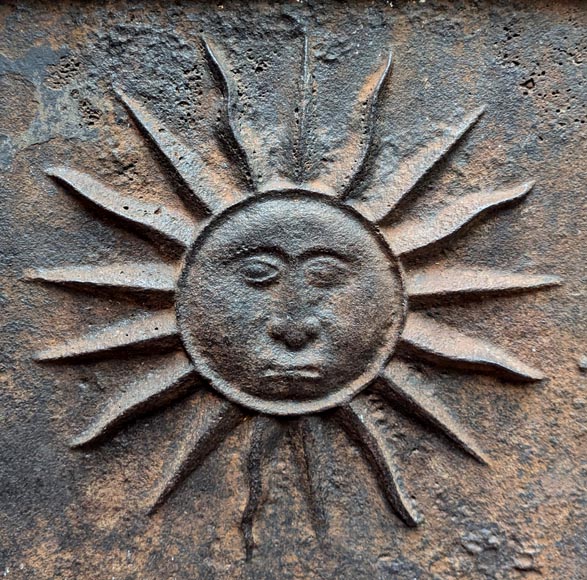 PLAQUE DE CHEMINEE en fonte de fer à décor d'un soleil dans - Lot 910