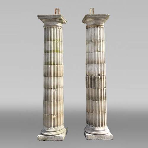 Paire de colonnes cannelées en pierre – Style Dorique, fin XVIIIe siècle