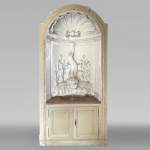 Fontaine d’intérieur à décor de dauphin – Plâtre sculpté et pierre marbrière de Corton
