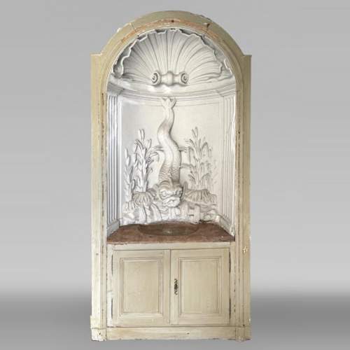 Fontaine d’intérieur à décor de dauphin – Stuc sculpté et pierre marbrière de Corton, 18ᵉ siècle