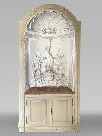Fontaine d’intérieur à décor de dauphin – Plâtre sculpté et pierre marbrière de Corton-0