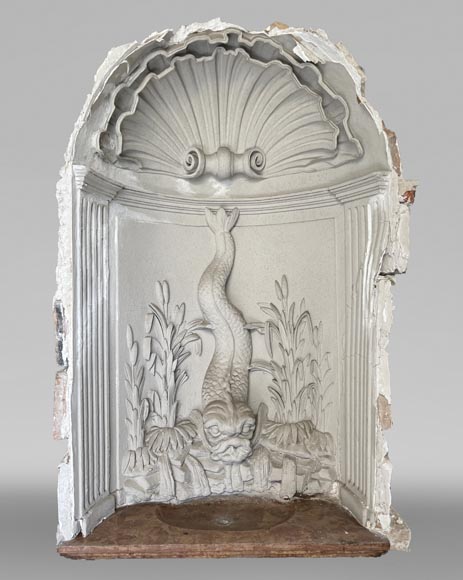 Fontaine d’intérieur à décor de dauphin – Plâtre sculpté et pierre marbrière de Corton-1