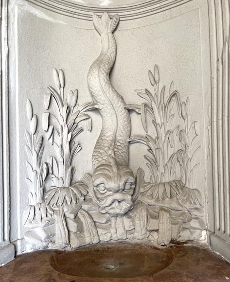 Fontaine d’intérieur à décor de dauphin – Plâtre sculpté et pierre marbrière de Corton-2
