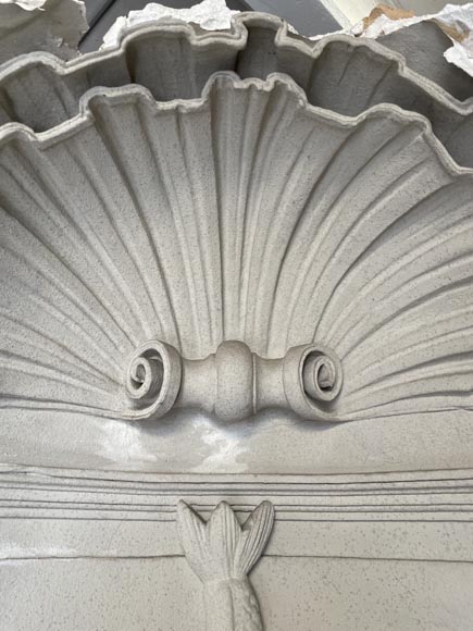 Fontaine d’intérieur à décor de dauphin – Plâtre sculpté et pierre marbrière de Corton-3