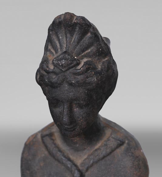 Paire de chenets en fonte de fer de style Renaissance – XIXe siècle-3