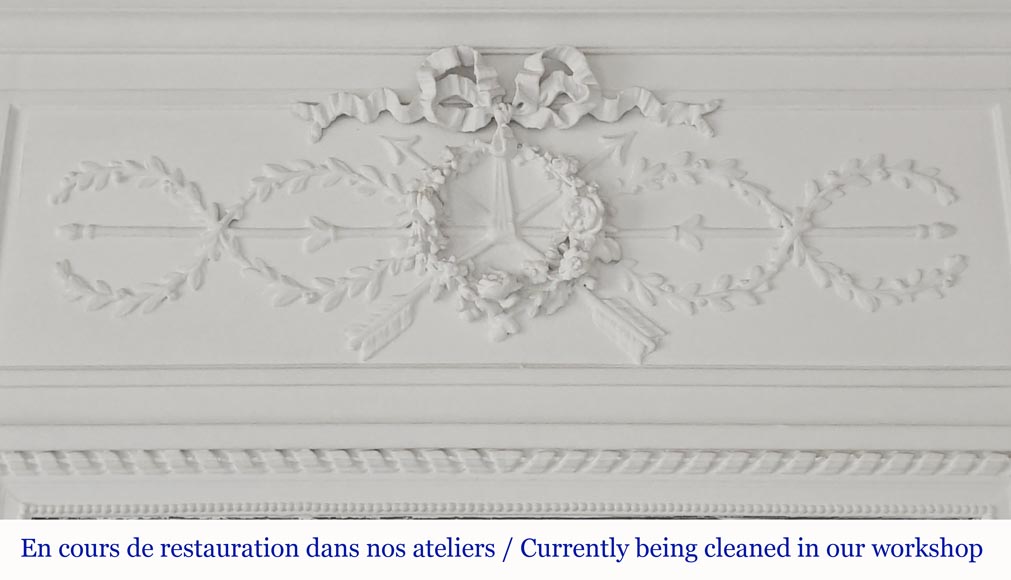 Trumeau de style Louis XVI orné d'une couronne de rose-1