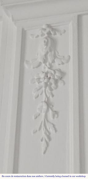 Trumeau de style Louis XVI orné d'une couronne de rose-3