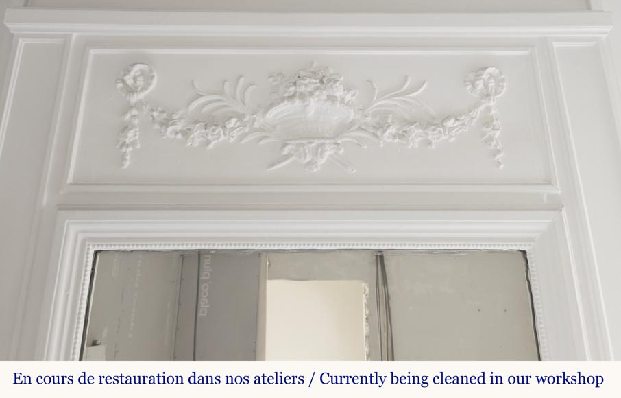 Trumeau de style Louis XVI décoré d'un panier fleuri-1