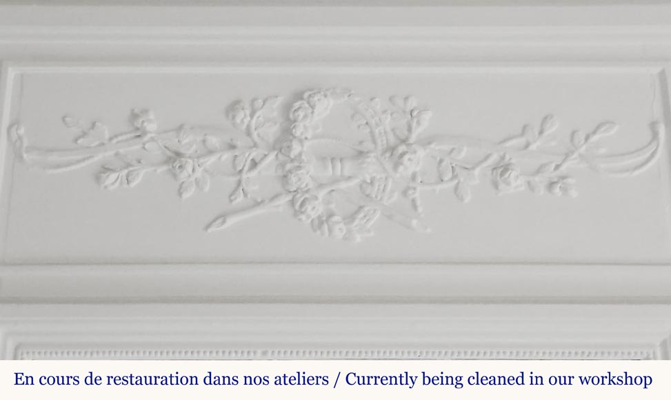 Trumeau de style Louis XVI décoré d'un arc fleuri-1