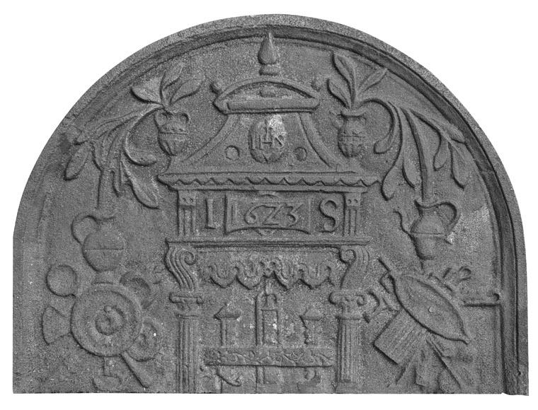 Plaque de cheminée en fonte en demi cercle, datée 1623-0