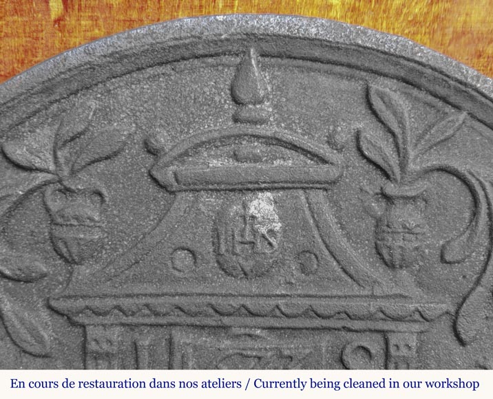Plaque de cheminée en fonte en demi cercle, datée 1623-1