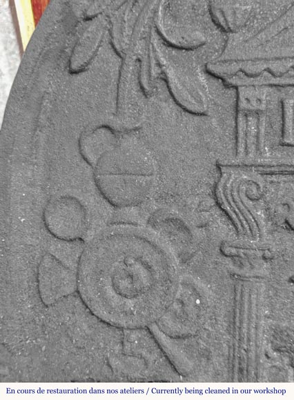 Plaque de cheminée en fonte en demi cercle, datée 1623-5