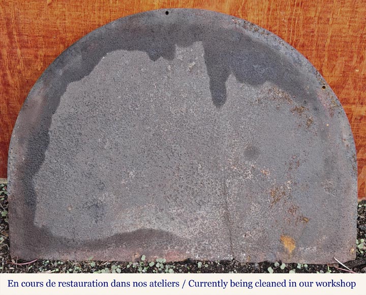 Plaque de cheminée en fonte en demi cercle, datée 1623-6
