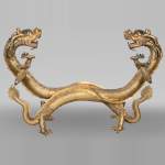 Présentoir d’apparat d’époque Qianlong (1736-1795) en forme de dragon, bronze doré, émail champlevé