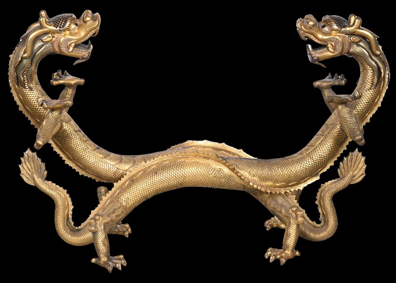 Présentoir d’apparat d’époque Qianlong (1736-1795) en forme de dragon, bronze doré, émail champlevé-1