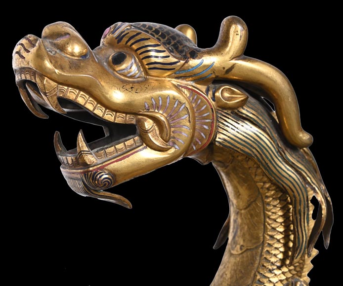Présentoir d’apparat d’époque Qianlong (1736-1795) en forme de dragon, bronze doré, émail champlevé-4