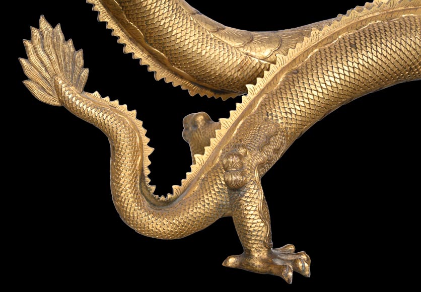 Présentoir d’apparat d’époque Qianlong (1736-1795) en forme de dragon, bronze doré, émail champlevé-6