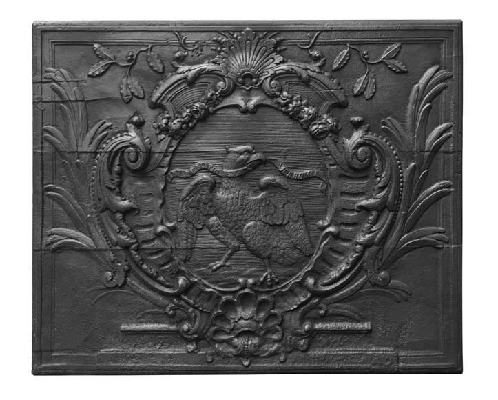 Plaque de cheminée d'époque louis XV, décorée d'un aigle tenant une devise Plaque de cheminée d'époque louis XV, décorée d'un aigle tenant une devise-0