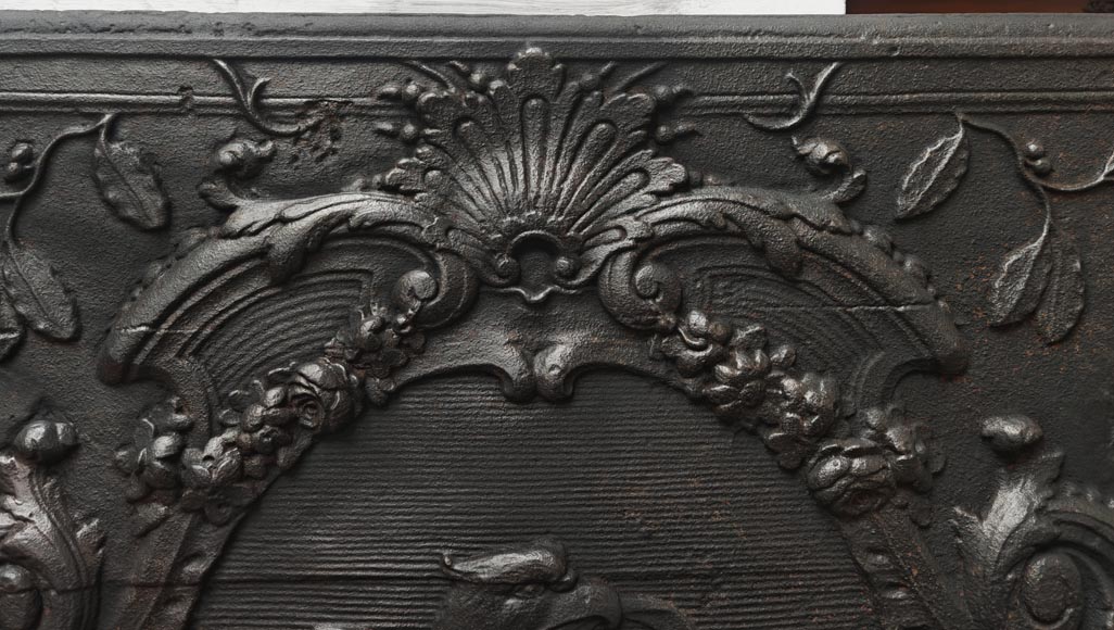 Plaque de cheminée d'époque louis XV, décorée d'un aigle tenant une devise Plaque de cheminée d'époque louis XV, décorée d'un aigle tenant une devise-1