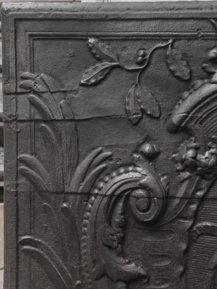 Plaque de cheminée d'époque louis XV, décorée d'un aigle tenant une devise Plaque de cheminée d'époque louis XV, décorée d'un aigle tenant une devise-2