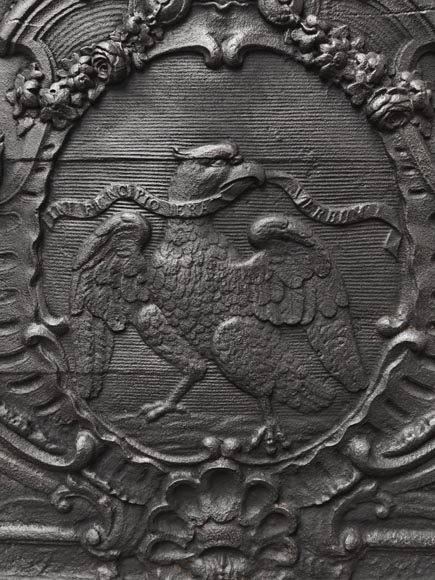 Plaque de cheminée d'époque louis XV, décorée d'un aigle tenant une devise Plaque de cheminée d'époque louis XV, décorée d'un aigle tenant une devise-3