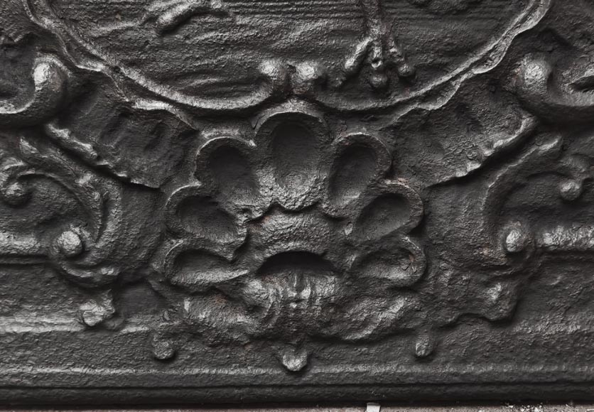 Plaque de cheminée d'époque louis XV, décorée d'un aigle tenant une devise Plaque de cheminée d'époque louis XV, décorée d'un aigle tenant une devise-5