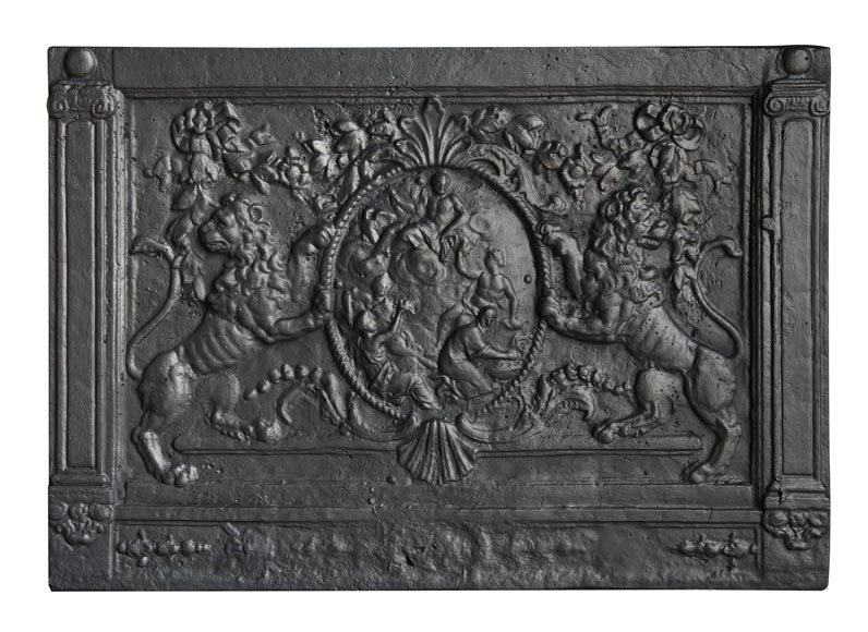 Plaque de cheminée décorée de lions et pilastres-0