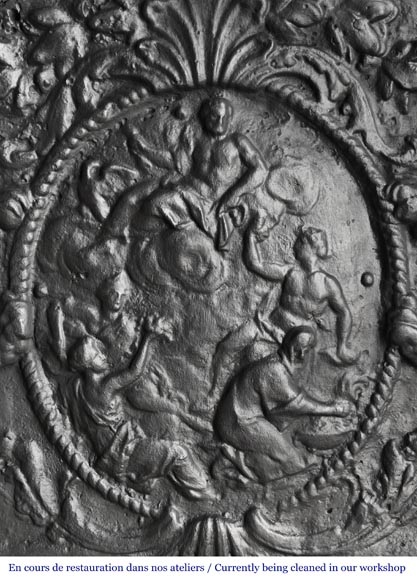 Plaque de cheminée décorée de lions et pilastres-2