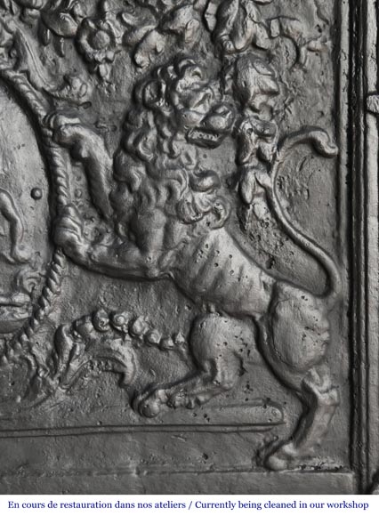 Plaque de cheminée décorée de lions et pilastres-7
