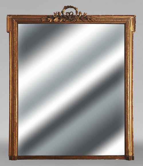 Trumeau doré de style Louis XVI ,surmonté d'une couronne de laurier-0
