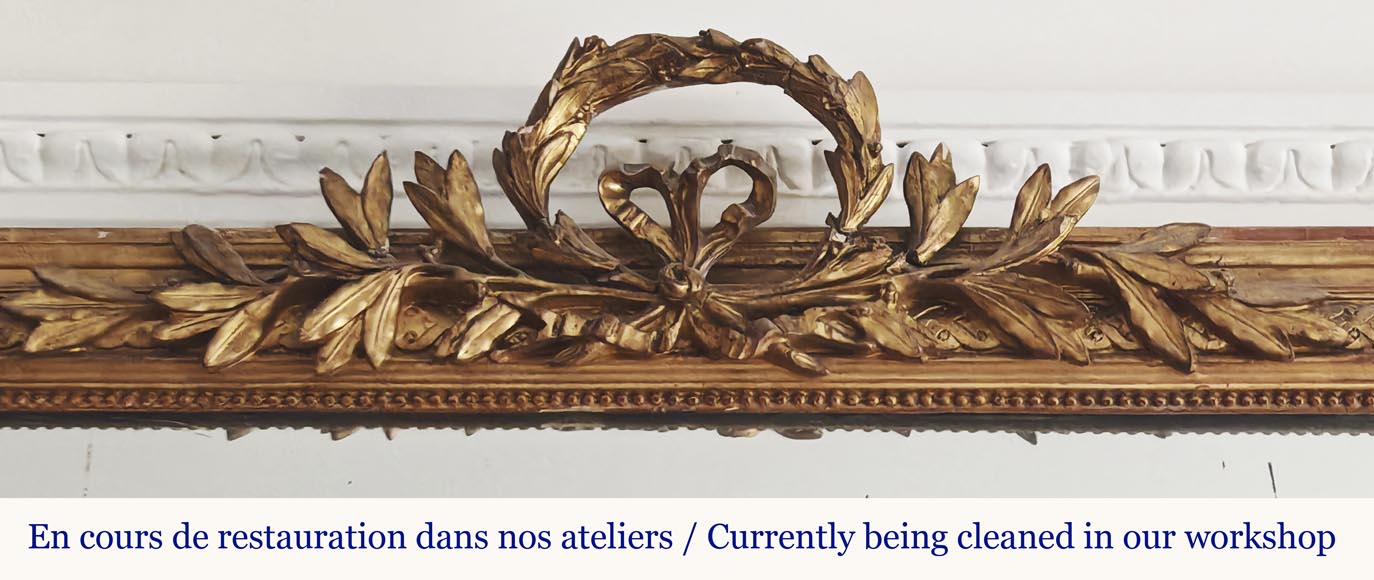 Trumeau doré de style Louis XVI ,surmonté d'une couronne de laurier-1