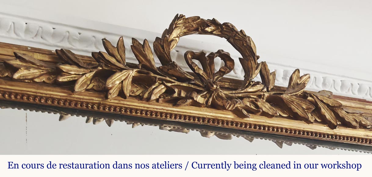 Trumeau doré de style Louis XVI ,surmonté d'une couronne de laurier-2