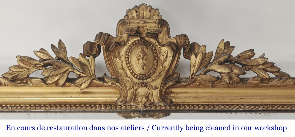 Trumeau de style Louis XVI doré, orné d'un blason-1