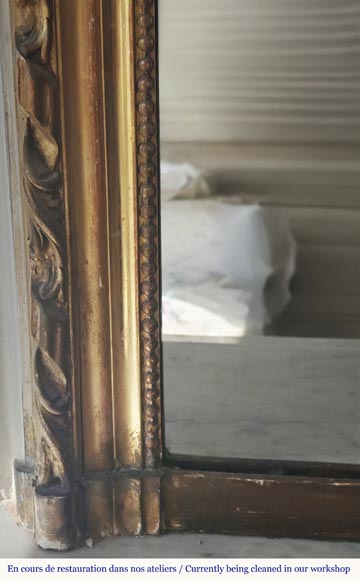 Trumeau de style Louis XVI doré, orné d'un blason-3