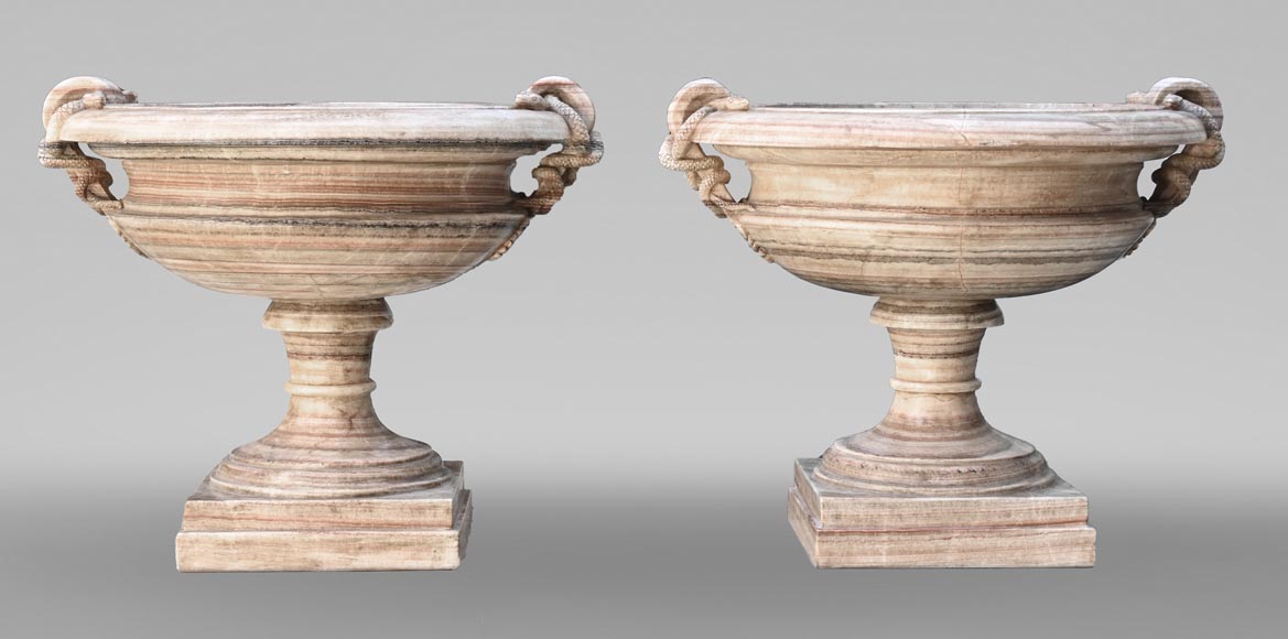 Paire de vases monumentaux XIXe en albâtre onyx enrubanné-0