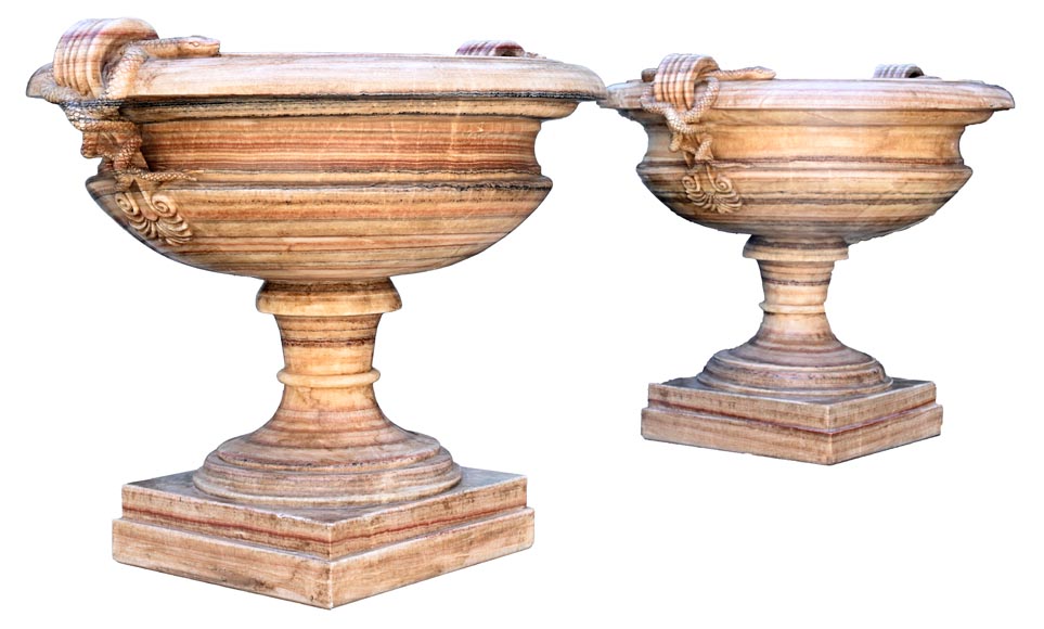 Paire de vases monumentaux XIXe en albâtre onyx enrubanné-2
