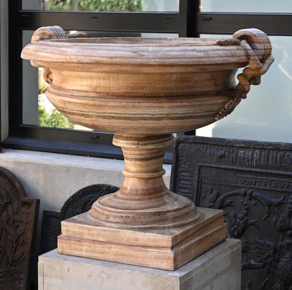 Paire de vases monumentaux XIXe en albâtre onyx enrubanné-3