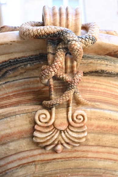 Paire de vases monumentaux XIXe en albâtre onyx enrubanné-4
