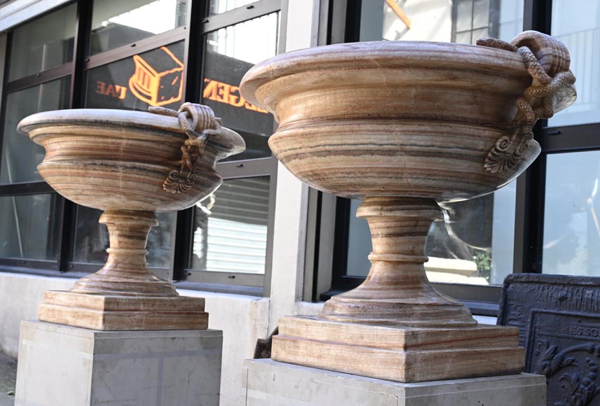 Paire de vases monumentaux XIXe en albâtre onyx enrubanné-7