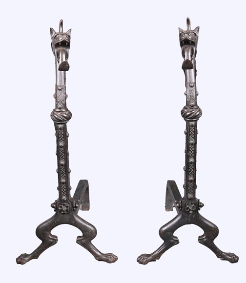 Paire de chenets et accessoires en fer forgé à têtes de dragons — Signé E. LARCHEVÊQUE, Mehun (Cher), France — Fin du XIXe siècle-1