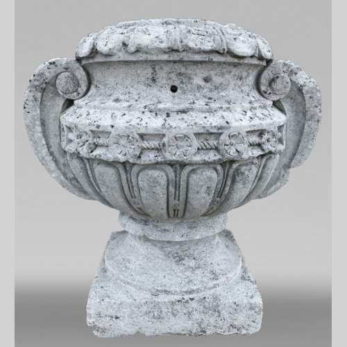 Vase d’extérieur sculpté en pierre avec anse en spiral
