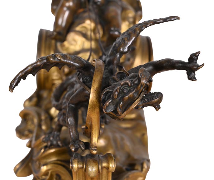 Pendule de style rococo au chiffre de Louis XV, bronze doré et patiné Pendule de style rococo au chiffre de Louis XV, bronze doré et patiné-7