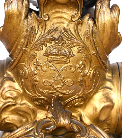 Pendule de style rococo au chiffre de Louis XV, bronze doré et patiné Pendule de style rococo au chiffre de Louis XV, bronze doré et patiné-10