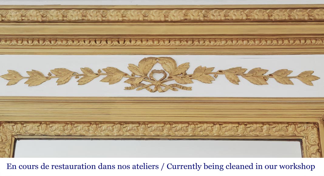 Trumeau de style Louis XVI rehaussé de peinture dorée-1