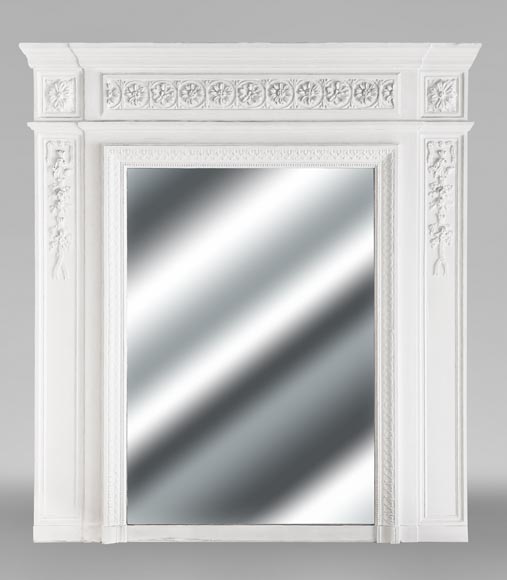 Trumeau de style Louis XVI décoré d'une frise de fleur-0