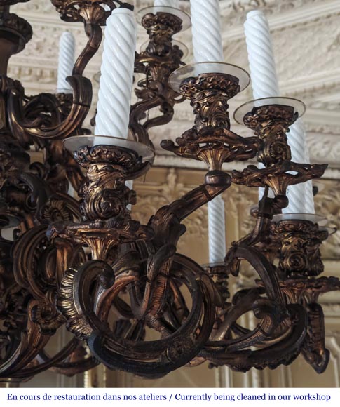 Important lustre de style Louis XV à 36 bras de lumière, en bronze doré-4