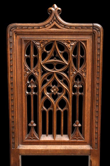 Suite de 12 chaises néo-gothiques présentant quatre types de dossiers ajourés différents-1