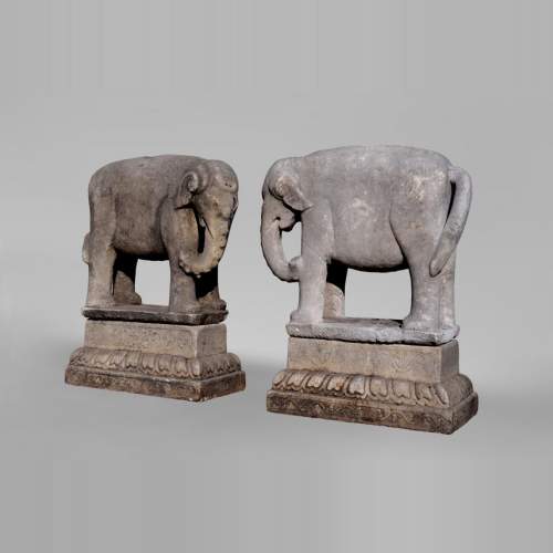 Paire de statues d’éléphants en pierre sculptée de style vietnamien