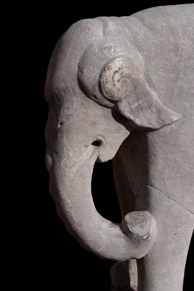 Paire de statues d’éléphants en pierre sculptée de style vietnamien Paire de statues d’éléphants en pierre sculptée de style vietnamien-3