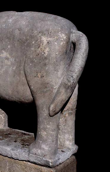 Paire de statues d’éléphants en pierre sculptée de style vietnamien Paire de statues d’éléphants en pierre sculptée de style vietnamien-4